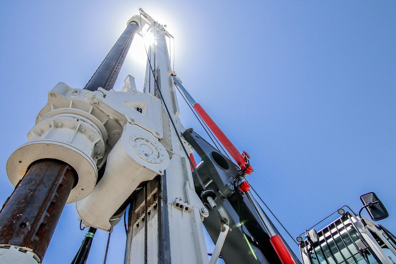 Piling rig and supporting site resources