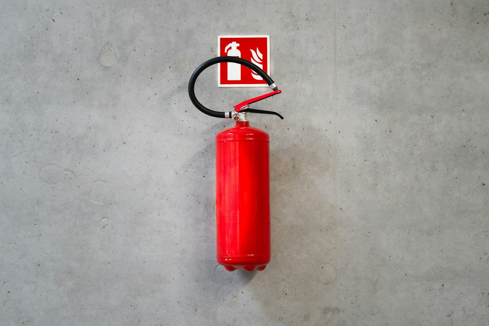 Fire extinguisher and fire fighting installation in industrial building